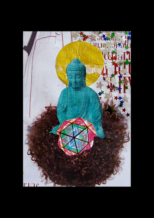 Blå Buddha med guldcirkel.
