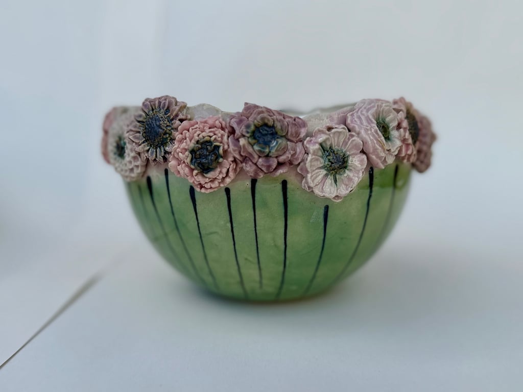 Stor blomsterskål m mange blomster