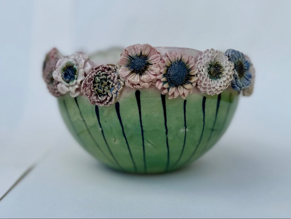 Stor blomsterskål m mange blomster billede 2