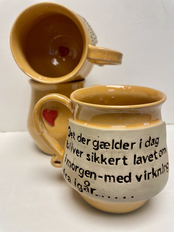 Keramik krus med tekst - Det der gælder i dag- bliver sikkert lavet om i morgen, gældende fra igår. billede 2