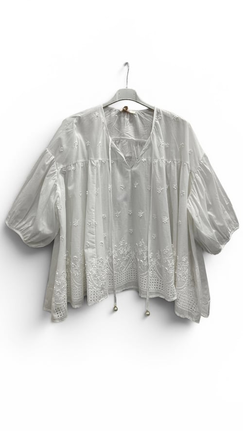 Ditte cotton shirt. White w broderi anglaise. Onesize 38-48. (2)