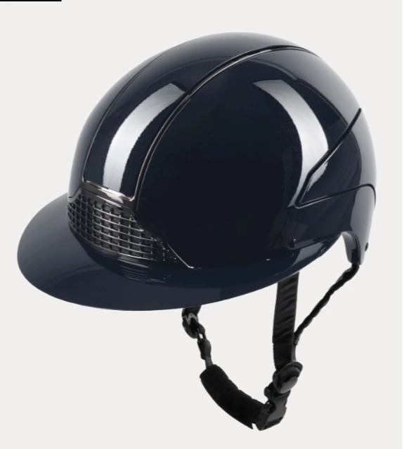 Skitse af en blank sort ridehjelm med skygge, ventilationsgitter og justerbar hagerem.