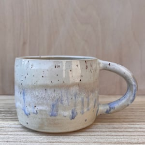 Blå/hvid kop. 300 ml. H: 7 cm – produktbillede