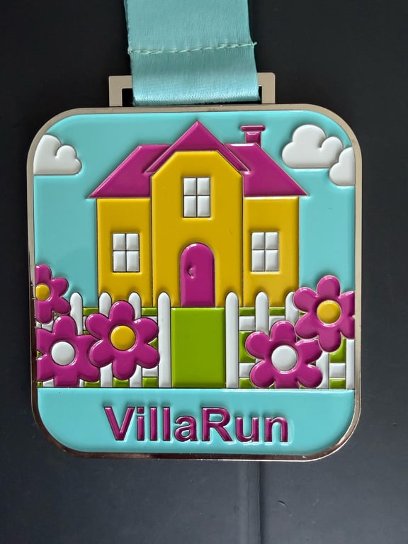 VillaRun kop med logo. og navn under. 1: Betina. 2: Jenny. på den anden side: en løber 