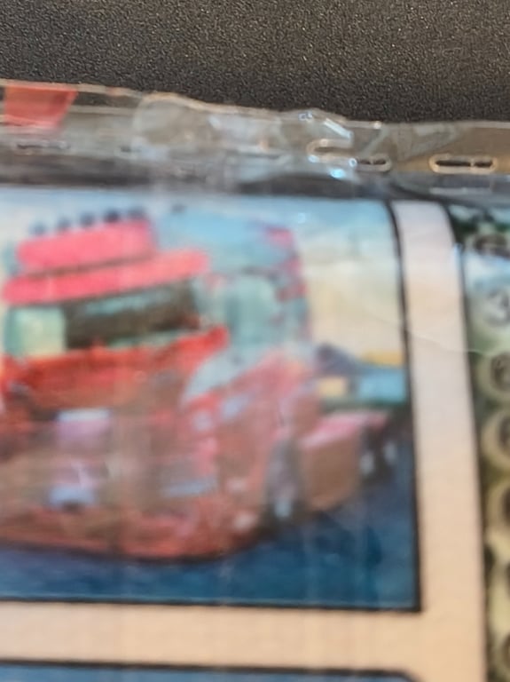Sløret billede af en pakke med en illustration af en rød lastbil på.