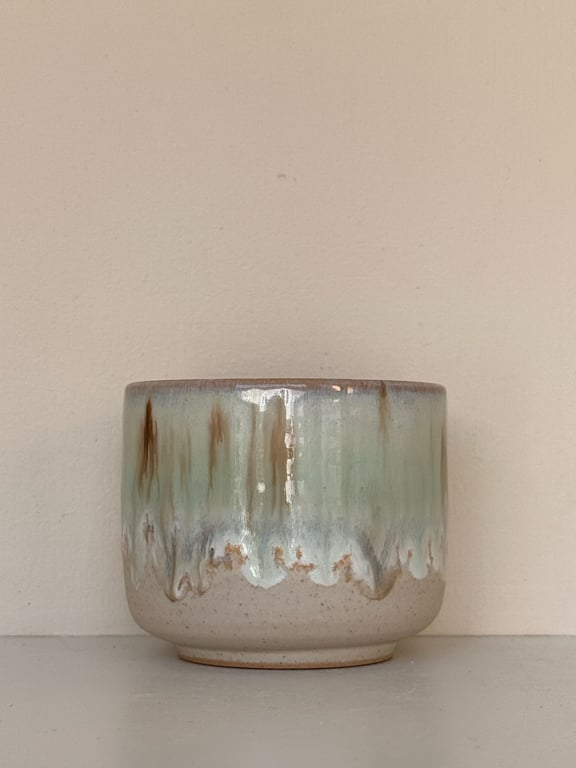Keramik plantepotte med glaseret, grønt og brunligt dryppende design.