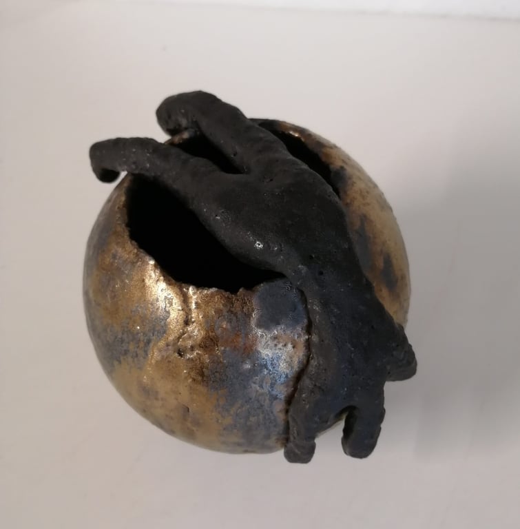 Keramik kugle med figur ø ca. 11 cm