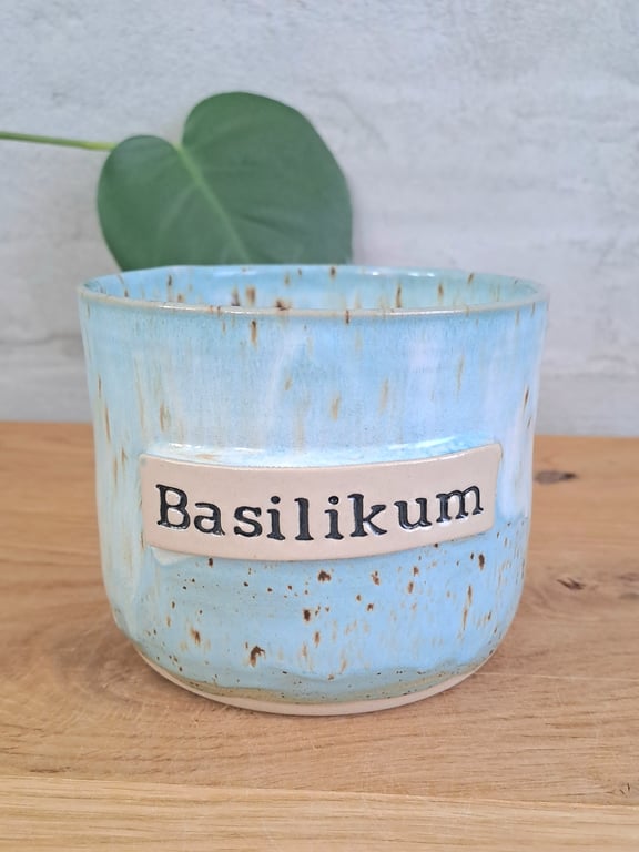 Basilikum krukken er 11 cm i diameter og 9,5 cm høj