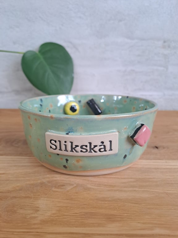 Slikskålen er 15 cm i diameter og 6 cm høj