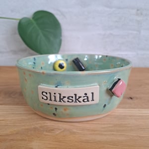 Slikskålen er 15 cm i diameter og 6 cm høj – produktbillede