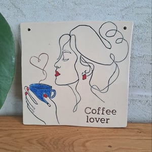 Frida vægophæng er 14 cm bred og 14 cm høj – produktbillede