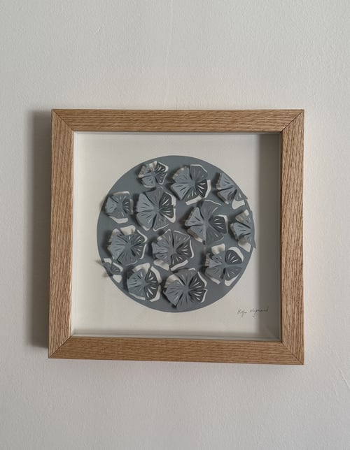 20x20cm, 3D papercut, dueblå, indrammet 