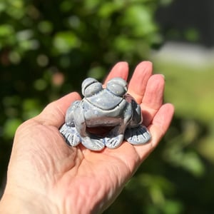 Maskot - lille lykkefrø – produktbillede