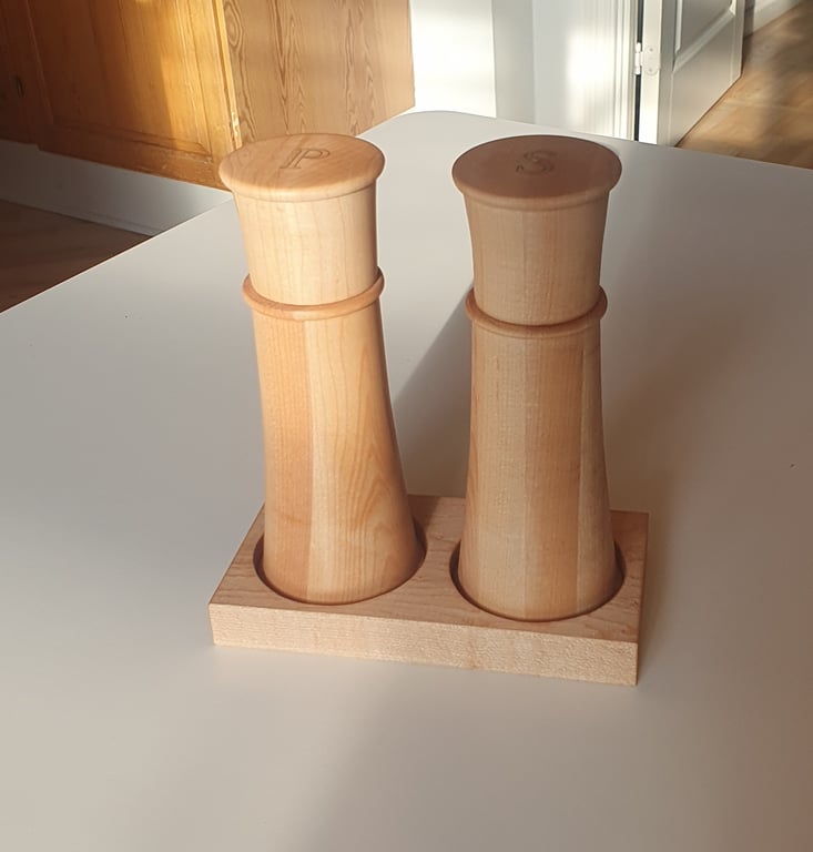 Ny model i ahorn. Salt og peber kværn. Genbrugstræ. Incl. spildbakke 