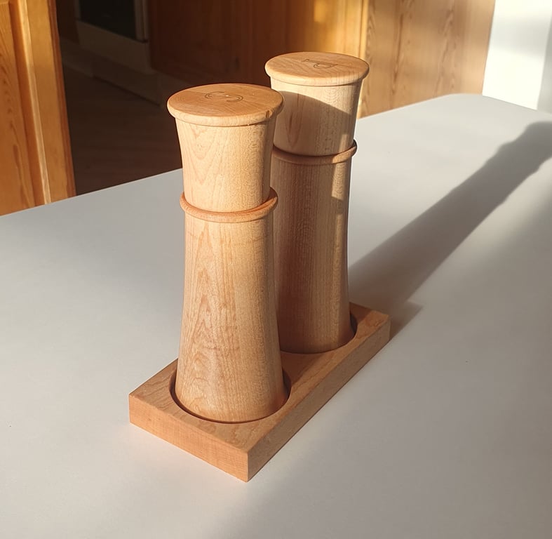 Ny model i ahorn. Salt og peber kværn. Genbrugstræ. Incl. spildbakke  billede 2