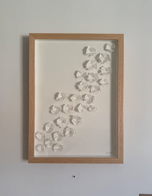 A3, 3D papercut, hvid, indrammet 