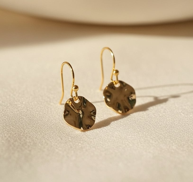 Earrings with wavy coin 
