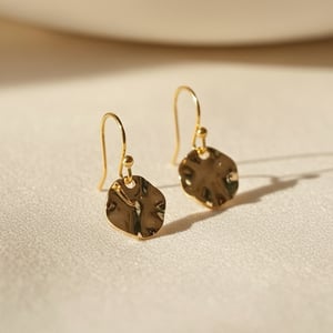 Earrings with wavy coin  – produktbillede