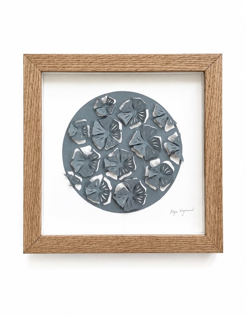 20x20cm, 3D papercut, dueblå, indrammet 