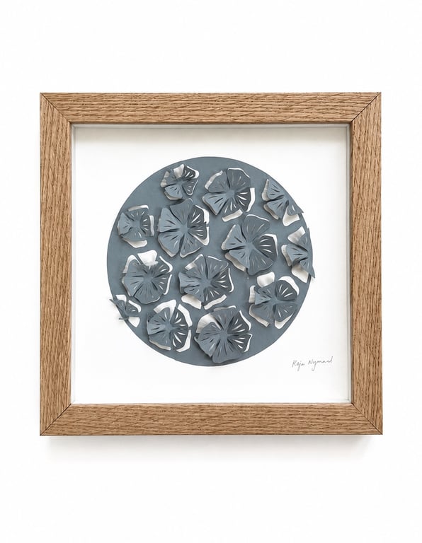 20x20cm, 3D papercut, dueblå, indrammet 