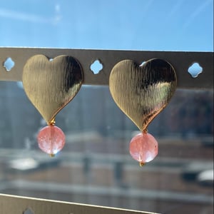Heart earrings with cherry quartz  – produktbillede