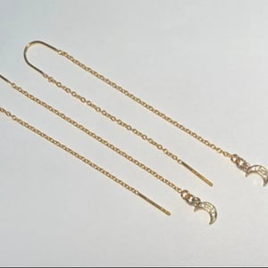 Earrings with double chains and zirconia moon  – produktbillede