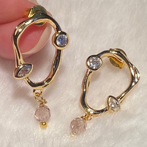 Earrings with organic look and zirconia  – produktbillede