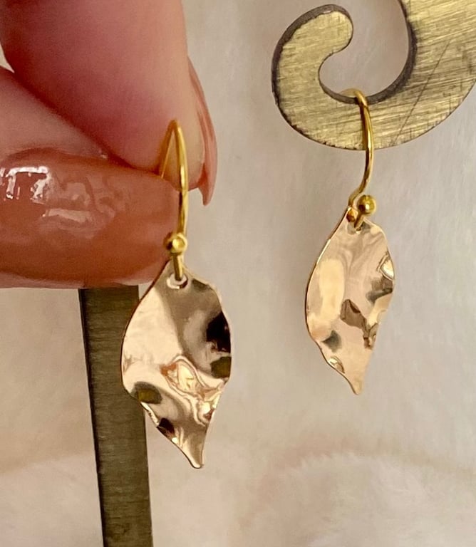 Earrings with wavy leaves 