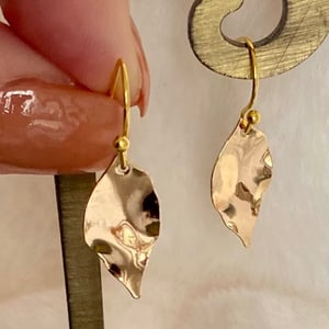 Earrings with wavy leaves  – produktbillede