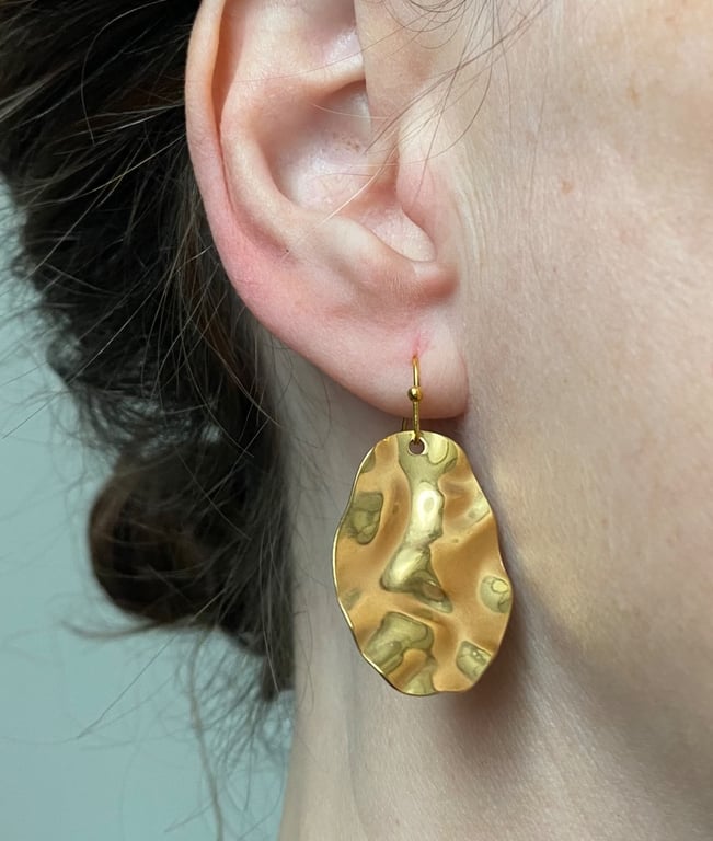 Earrings with wavy pendant 