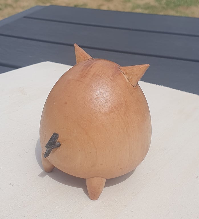 Grissebasse i pæretræ.  Ca 8 cm høj billede 3