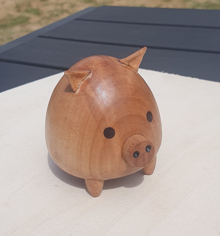 Grissebasse i pæretræ.  Ca 8 cm høj