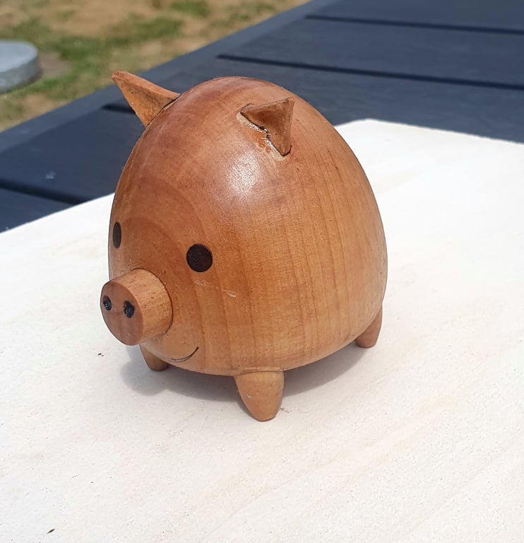 Grissebasse i pæretræ.  Ca 8 cm høj billede 2