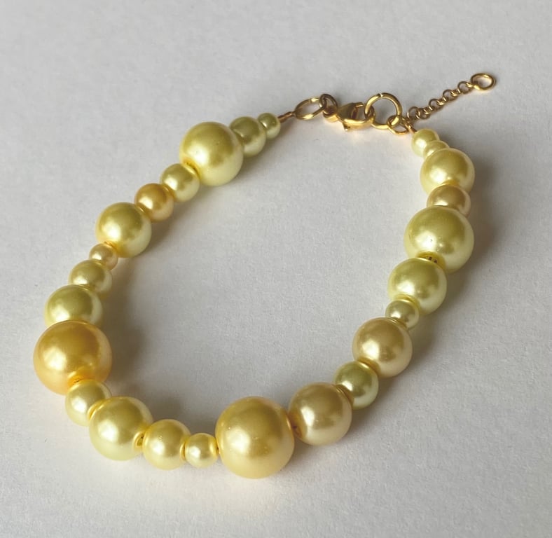 Bracelet with light yellow glass pearls billede 2