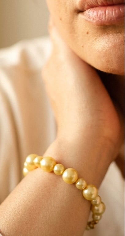 Bracelet with light yellow glass pearls