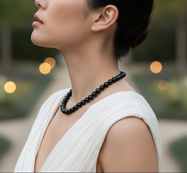 Necklace with black onyx pearls