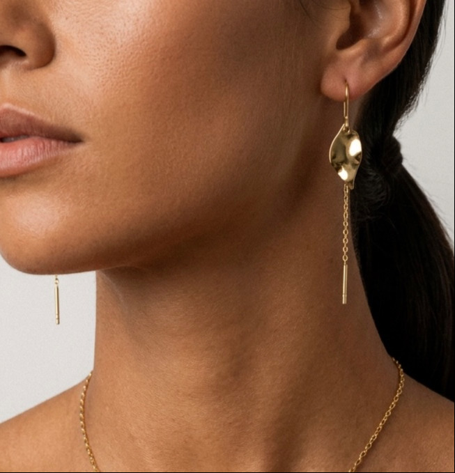 Chain earrings with wavy leaves 