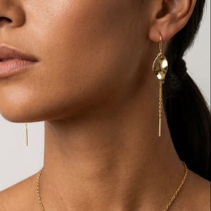 Chain earrings with wavy leaves  – produktbillede