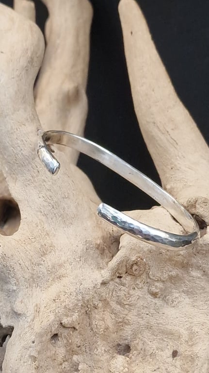 Rustik sølv cuff - arm.