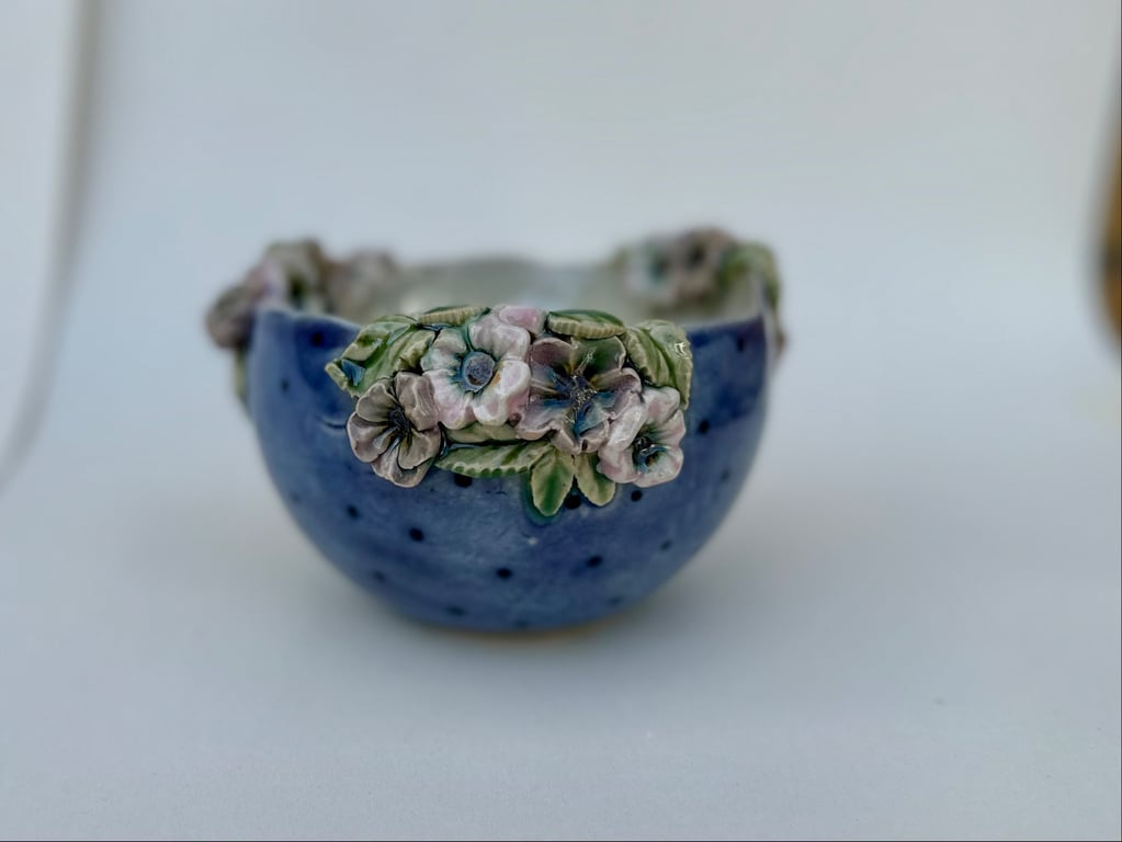 Blå/lilla skål med 3 klaser blomster