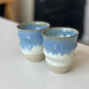 Kop, Cortado - spiraldrejet, cremehvid / blå – produktbillede