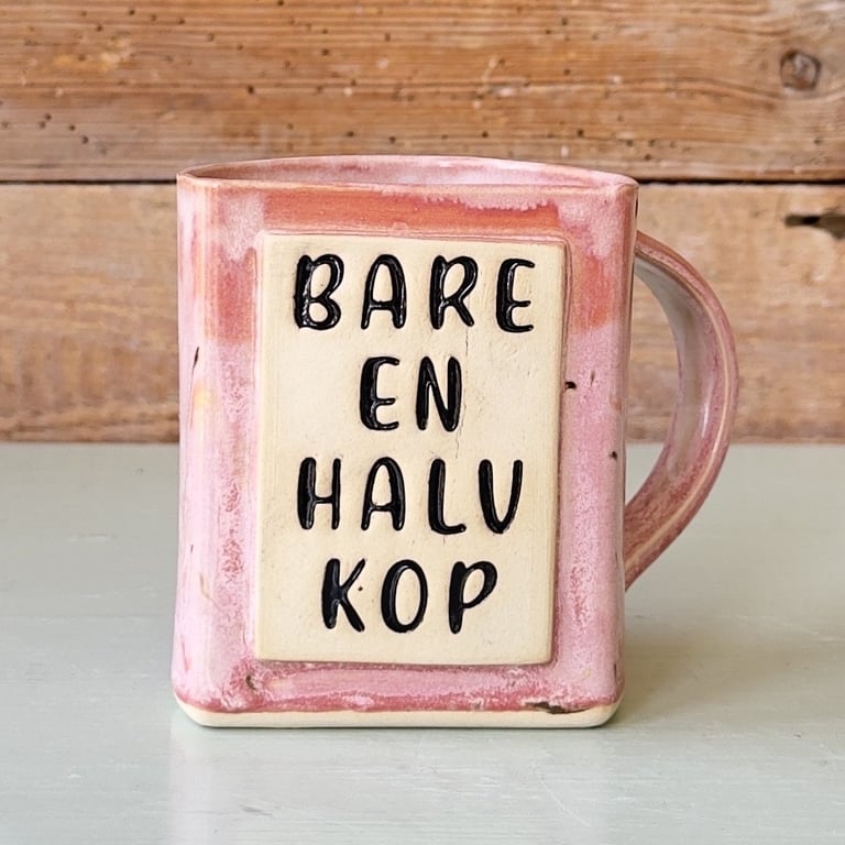 En halv kop, venstrehånds