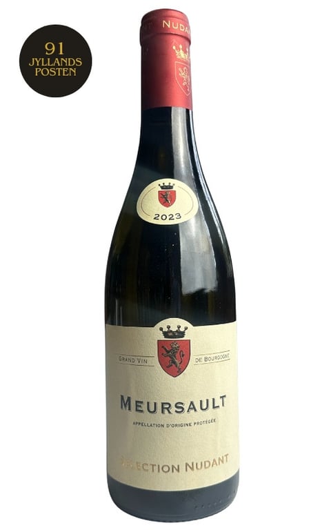 Flaske med rødvinsvinetiket, mærket "Meursault Sélection Nudant 2023", med en rød kapsel og Jyllands-Postens bedømmelse 91 i en sort cirkel ved siden af.