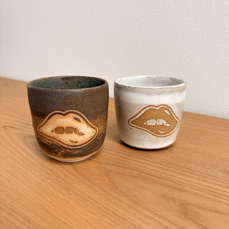 Brune og hvide kopper
