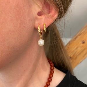 Ørestikker med hvid ferskvandsperle – produktbillede