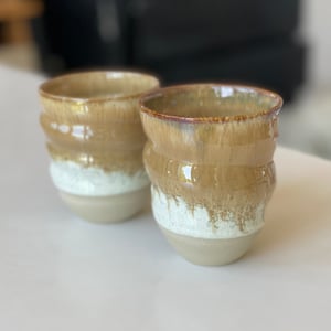 Kop, Cortado - spiraldrejet, cremrehvid/brun – produktbillede