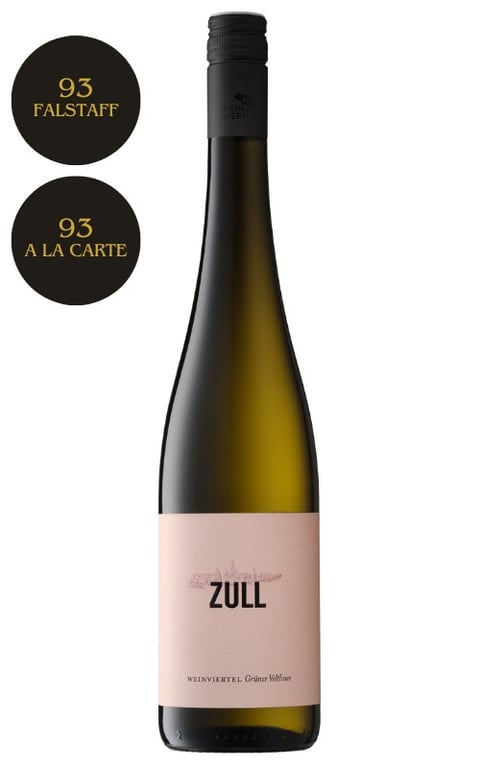 Flaske med hvidvin mærket "Zull Weinviertel Grüner Veltliner" med to cirkler ved siden af, der angiver vurderinger på 93 fra Falstaff og A La Carte.