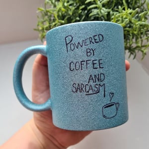 Krus: powered by coffee and sarcasm – produktbillede