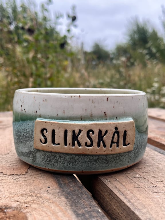 Grøn slikskål. D: 12,5. H: 6,5 cm