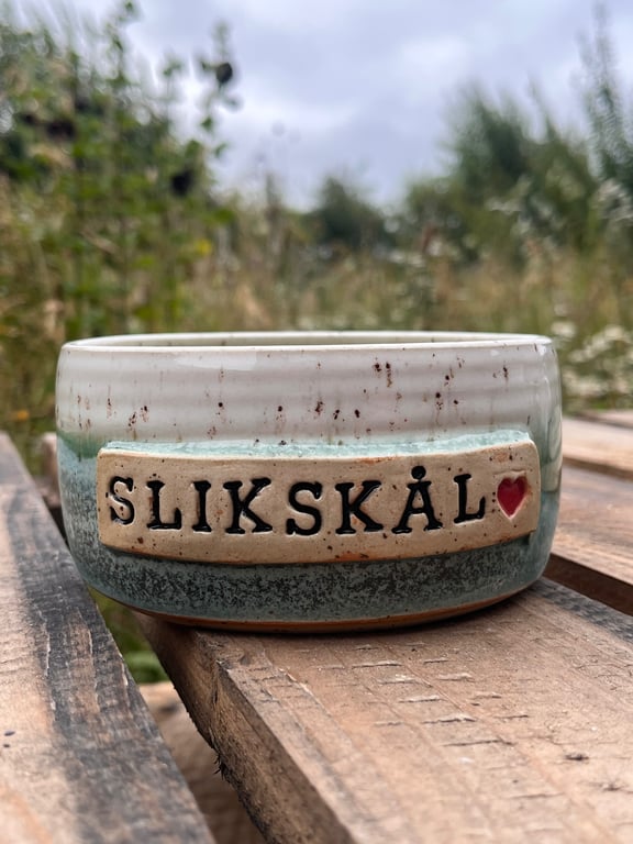 Grøn slikskål. D: 13. H: 6,5 cm